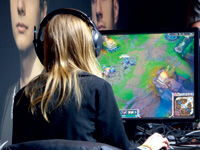 Girl playing LOL c